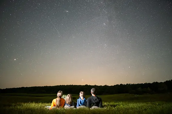 familia mirando el universo